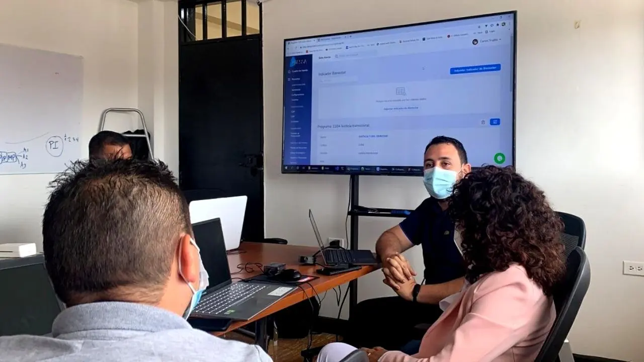 Equipo de SIDESO revisando una plataforma web en una reunión de trabajo